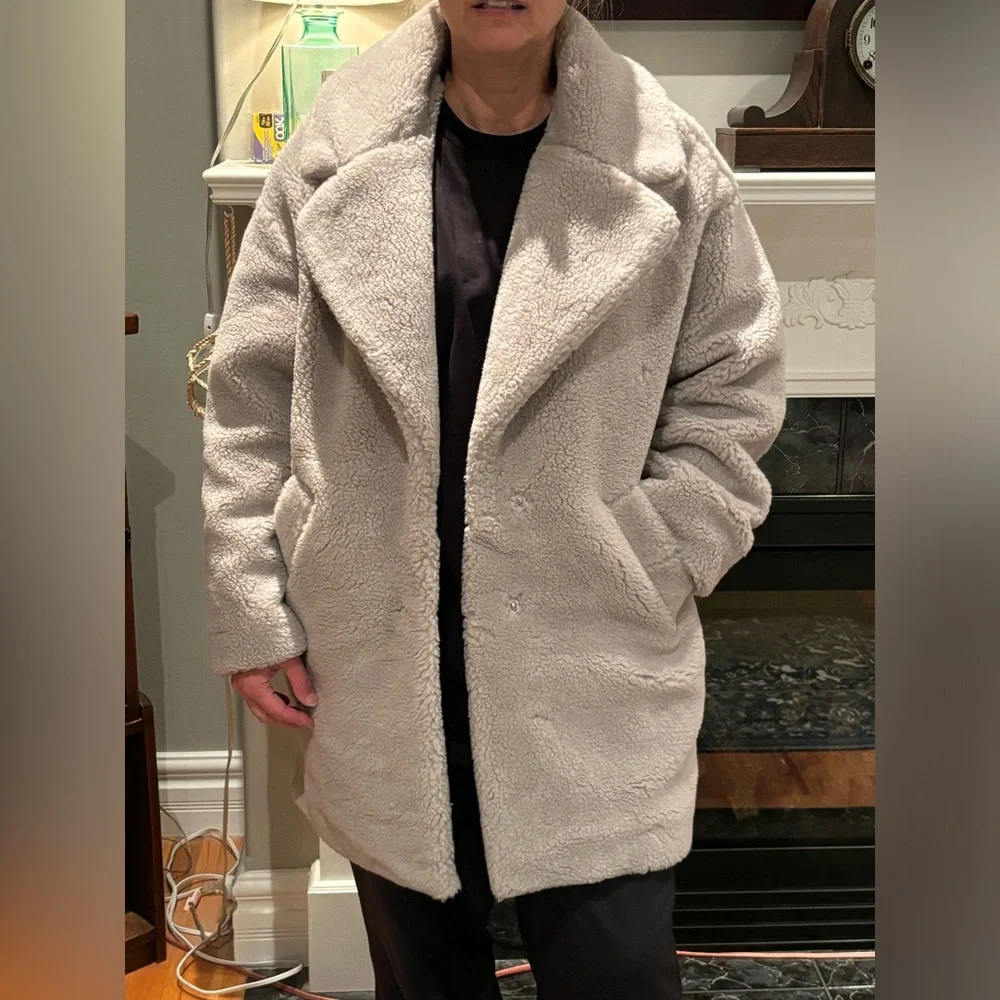 Abercrombie & Fitch Women’s Fuzzy Teddy Coat, size M - Picture 2 of 6